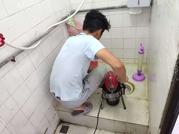 黔西南管道堵塞冒臭气 专业师傅现场解决问题