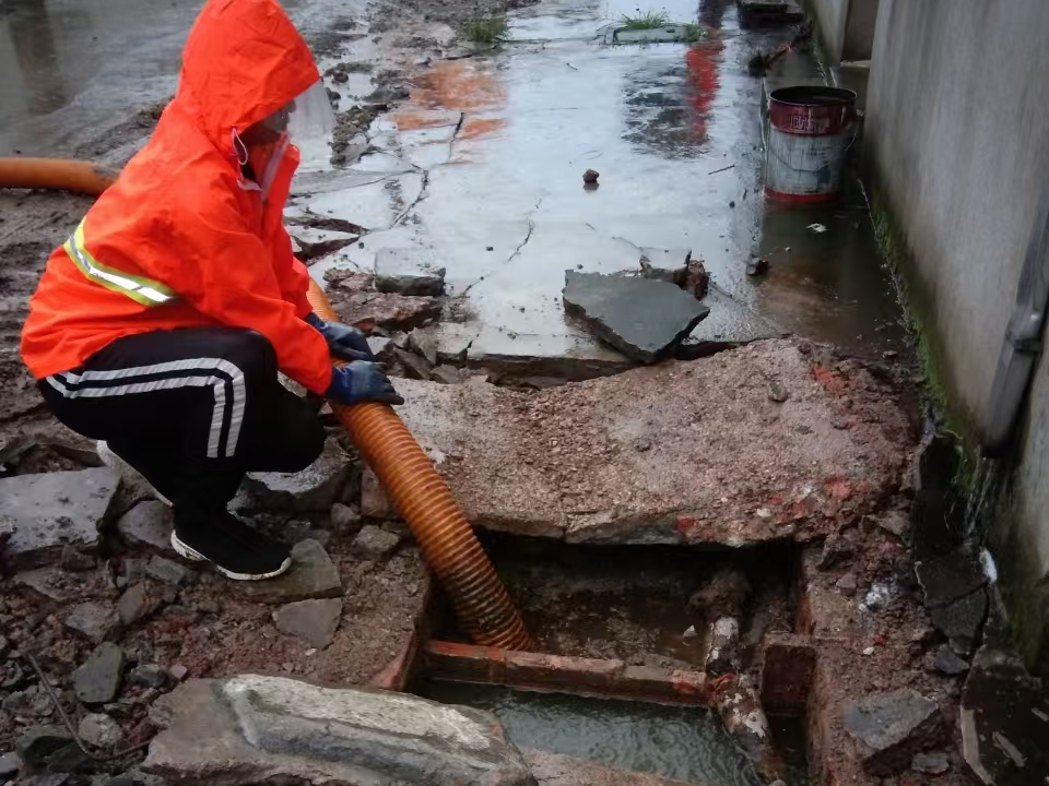 黔西南专业清理污水池 炜誉市政以规范流程守护城市 “肠道”