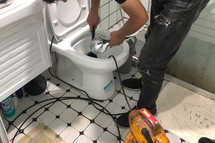 黔西南马桶堵塞自己疏通还是找师傅?专业上门服务让你省时更省心